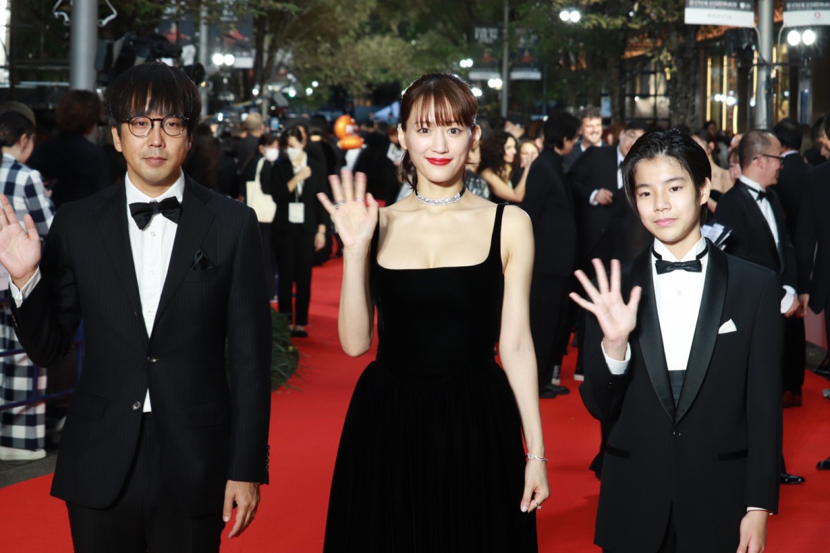 綾瀬はるか、大胆胸元の黒のロングドレス姿で会場沸かす＜第37回東京国際映画祭＞