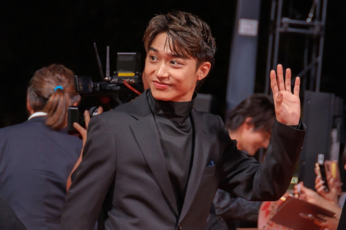 土屋太鳳、オフショルダードレスで登場　出演作公開に「胸がいっぱい」