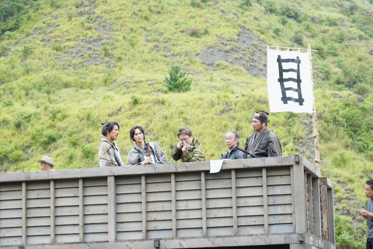 『極悪女王』白石和彌監督の時代劇への思いが結実！　戦場感がリアルな『十一人の賊軍』撮影現場に潜入