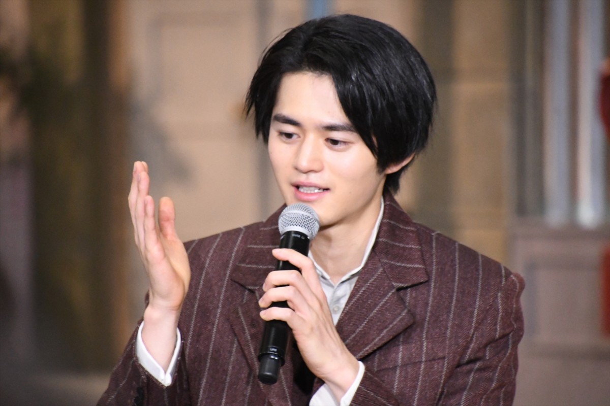 鈴鹿央士、筋トレで背中バキバキ!?「鬼のようになっていると本人は言っています」