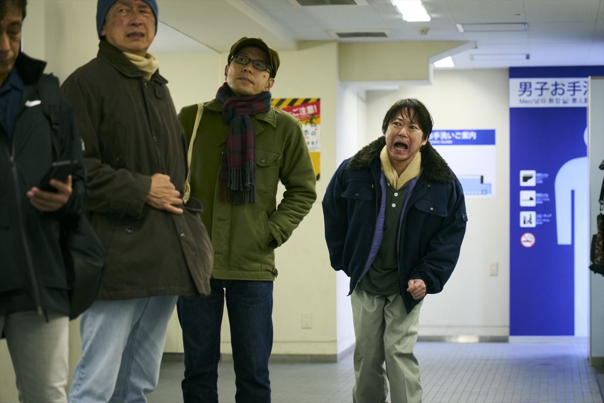 “不摂生父”阿部サダヲの体内で板垣李光人、加藤諒ら“細胞”たちが戦りつ！　『はたらく細胞』新場面写真解禁