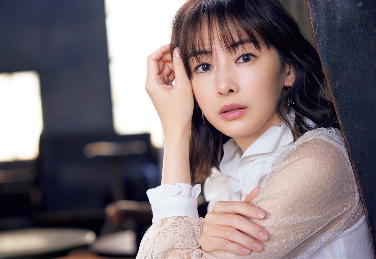 北川景子、「オフィシャルカレンダー 2025」発売決定　表紙＆特典カット6点公開