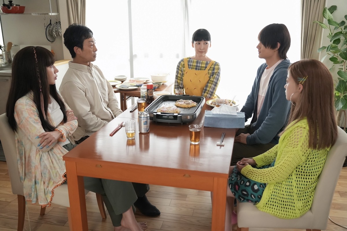明日の『おむすび』“結”橋本環奈、“翔也”佐野勇斗を連れて家族でお好み焼きを食べる