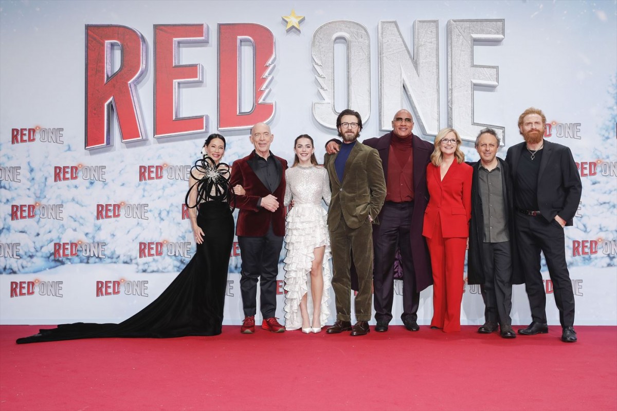 ドウェイン・ジョンソン＆クリス・エヴァンスがXmasカラーで登場！　映画『レッド・ワン』ワールドプレミア開催