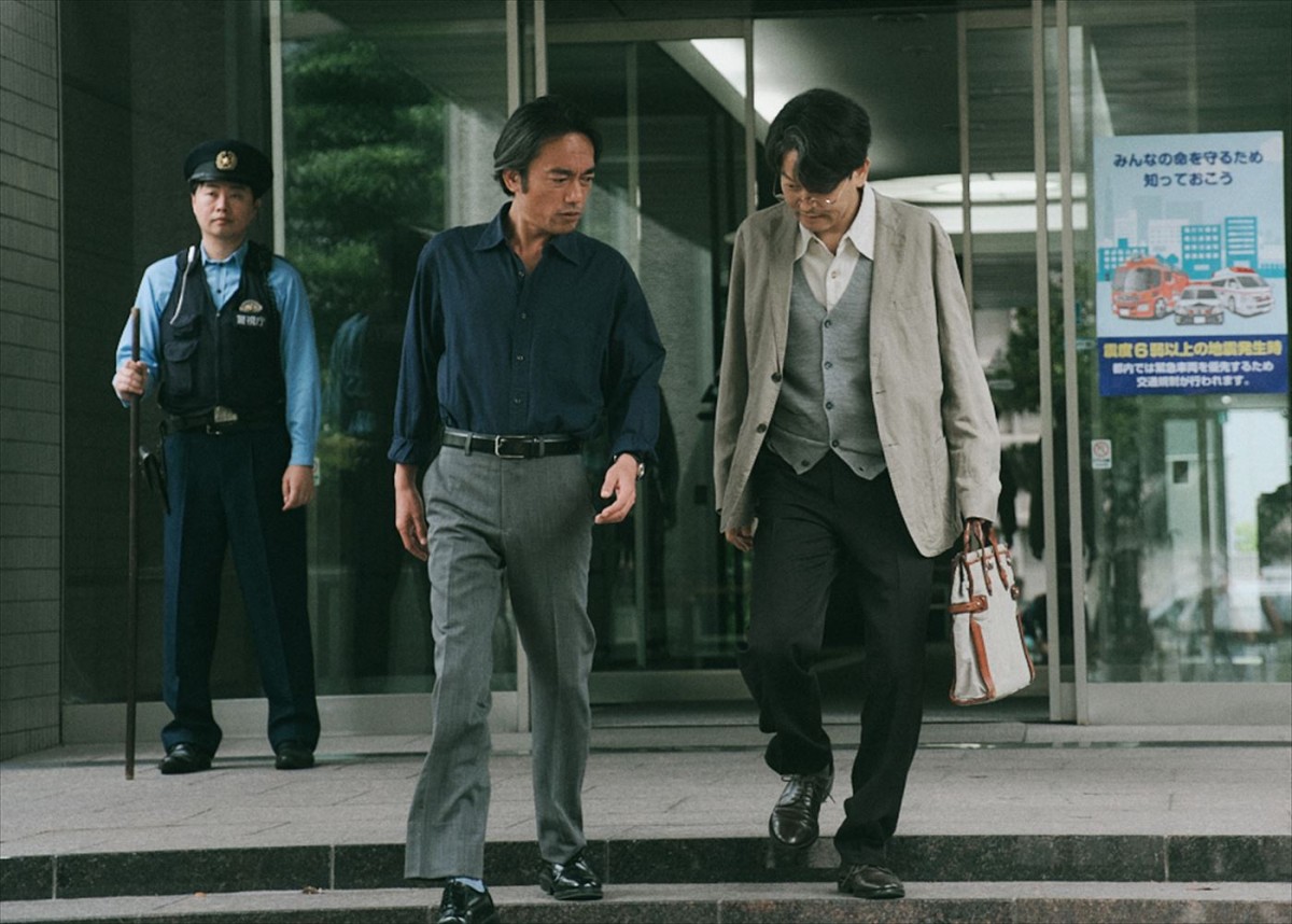 『インフォーマ ‐闇を生きる獣たち‐』“参事官”二宮和也、“刑事”高橋和也の新場面写真到着！　二宮のキャラ紹介映像も公開