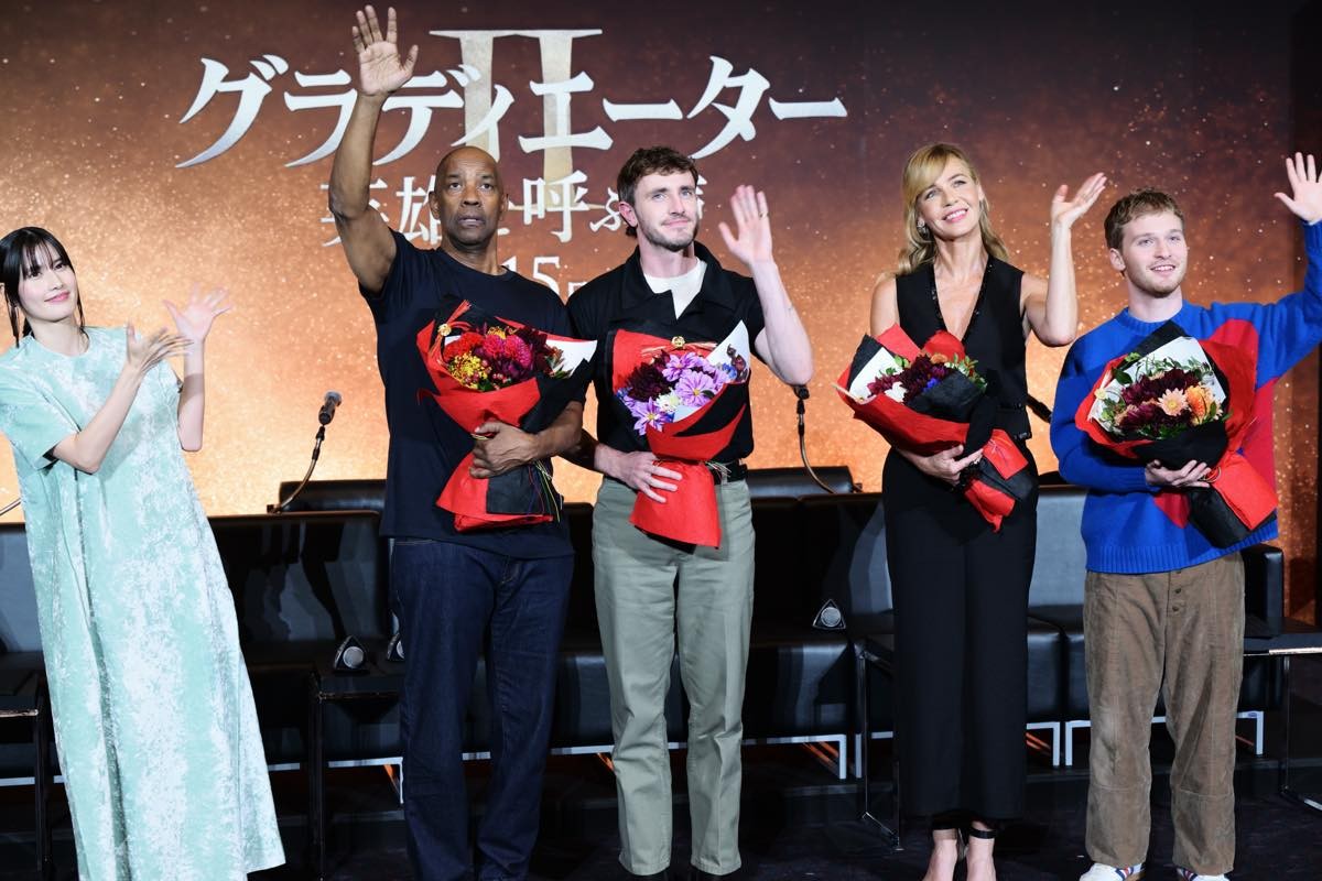 橋本愛、デンゼル・ワシントンに抱き寄せられ「ヤバい！　ダメダメ！」
