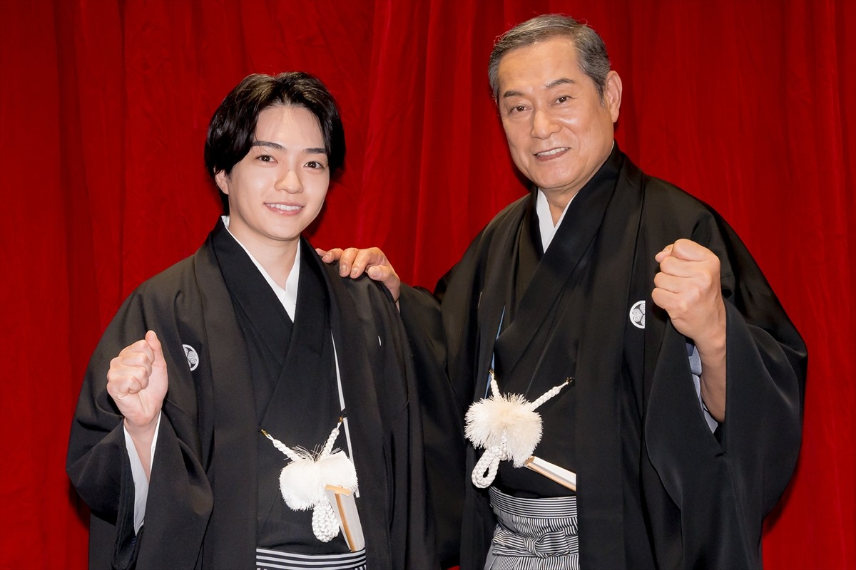 『新・暴れん坊将軍』囲み取材に登場した(左から)西畑大吾、松平健