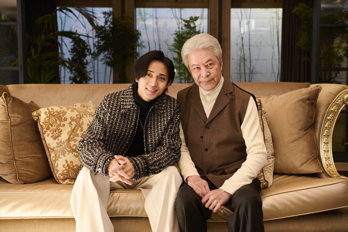 『御曹司に恋はムズすぎる』で孫と祖父を演じる(左から)永瀬廉、鹿賀丈史