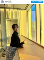 【写真】園田彩乃、5年ぶりに着用したというタイトなミニスカート姿