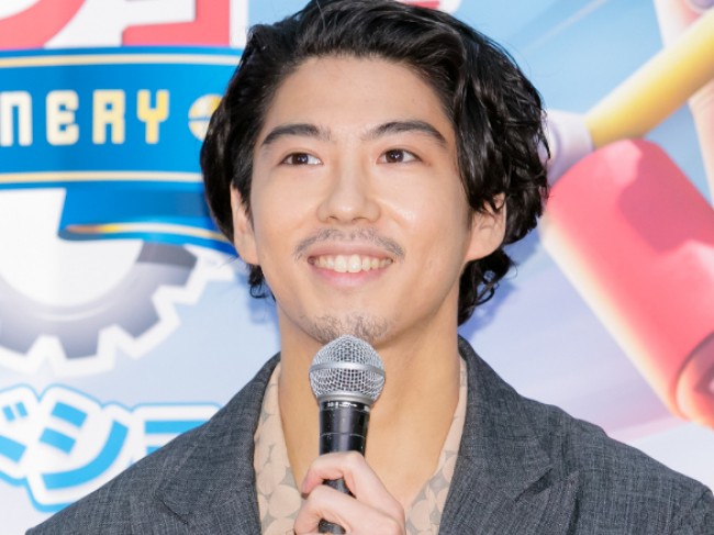 賀来賢人（2021年撮影）