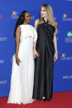 アンジェリーナ・ジョリー、娘ザハラとパームスプリングス映画祭授賞式に登場