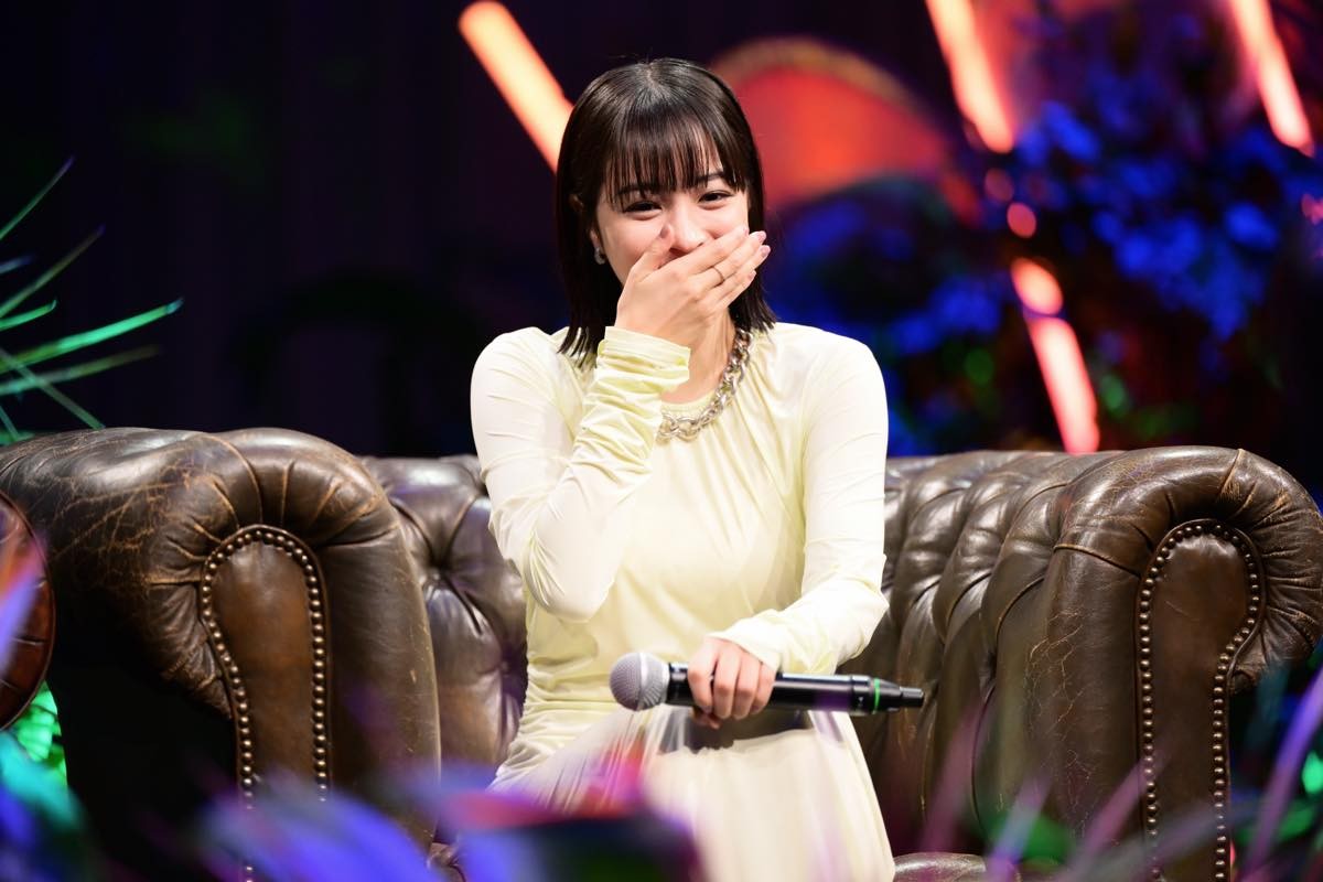 広瀬すず、白ドレスで街中に登場　“食いしん坊ぶり”を明かされる「おいしいんですもん」