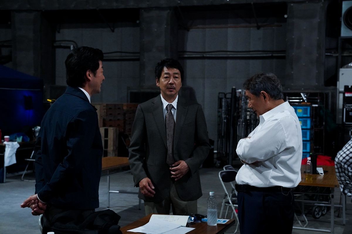 浅野忠信＆大森南朋らが体当たりで“暴力と笑い”表現！　北野武監督作『Broken Rage』メイキング写真公開