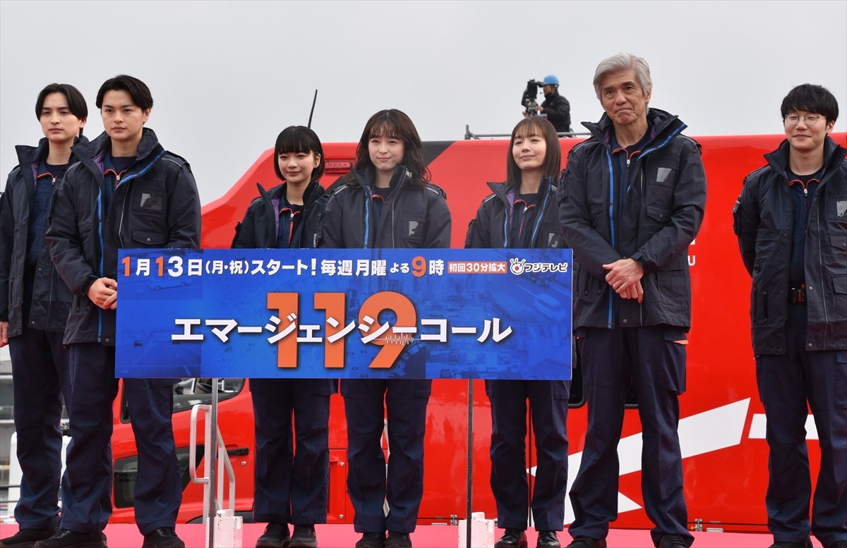 清野菜名、瀬戸康史、佐藤浩市らが消防局の出初式にサプライズ登場！　ドラマ『１１９エマージェンシーコール』をアピール