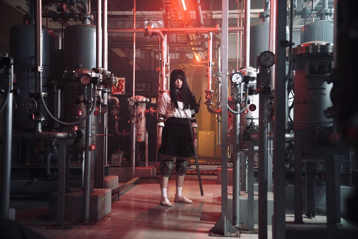 村重杏奈主演『悪鬼のウイルス』、鎖使いのゴスロリ女子＆鉄パイプを構える女子高生が勇ましい！　新カット解禁
