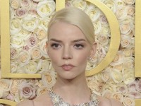 アニャ・テイラー＝ジョイ、シアーなドレスとハットでエレガントなスタイル