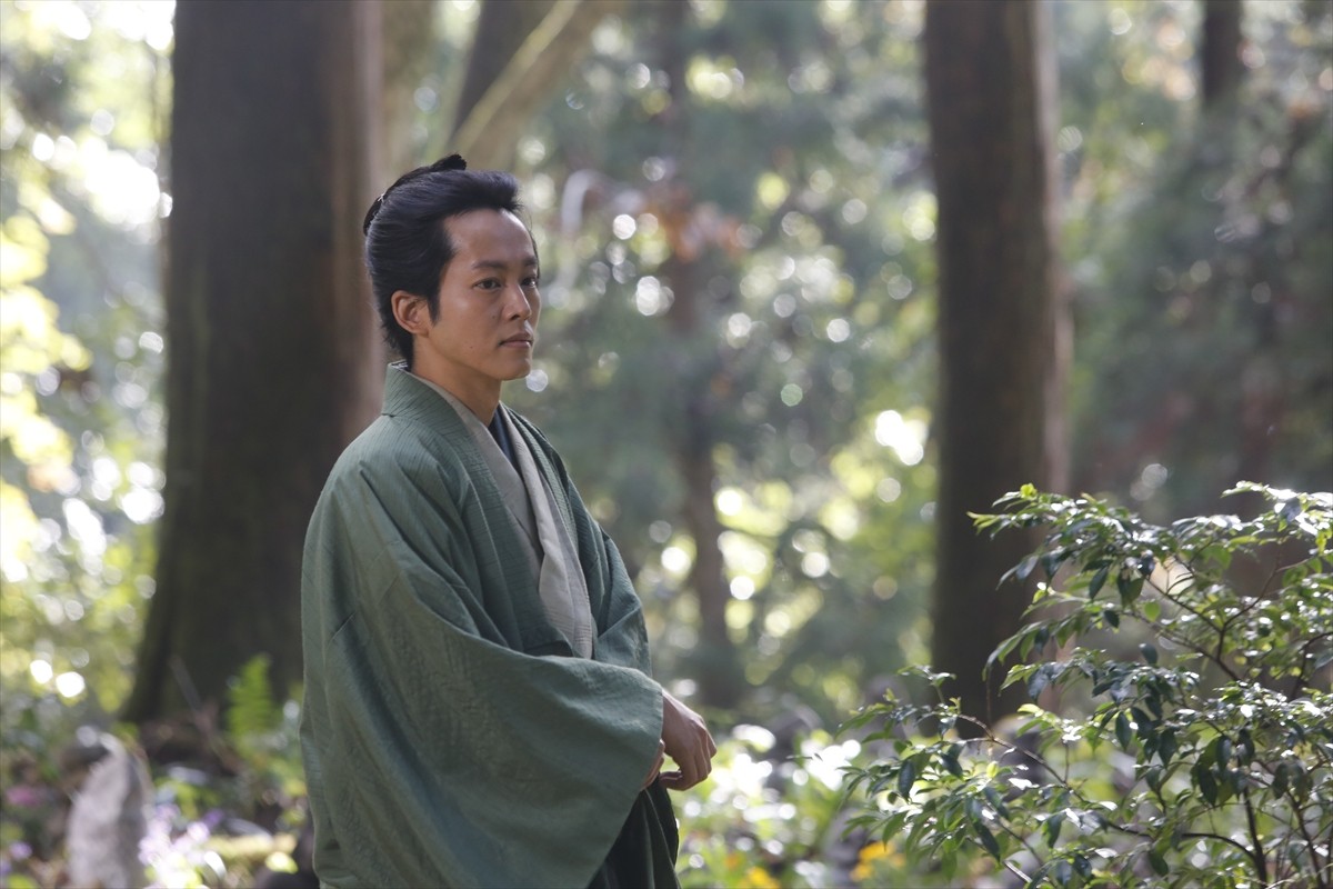 松坂桃李「映画の神様に愛された現場」　『雪の花』名匠・小泉堯史監督とキャストのメイキングカット公開