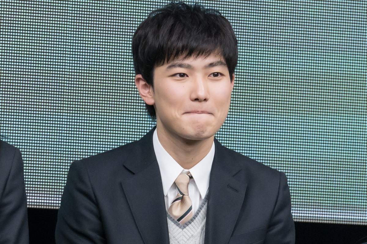 松坂桃李＆吉岡里帆、生徒役・奥平大兼の暴露に「見られてる（笑）」「恥ずかしい」