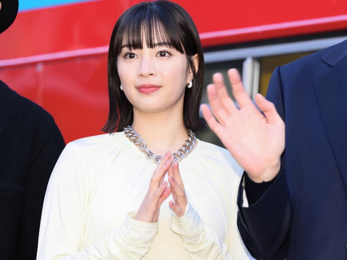 広瀬すず、白ドレスで街中に登場　“食いしん坊ぶり”を明かされる「おいしいんですもん」