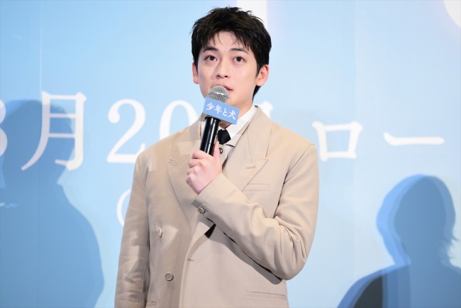 高橋文哉、映画『少年と犬』完成披露試写会に登場