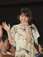 入場ルートを間違えて照れ笑いを浮かべる浜辺美波