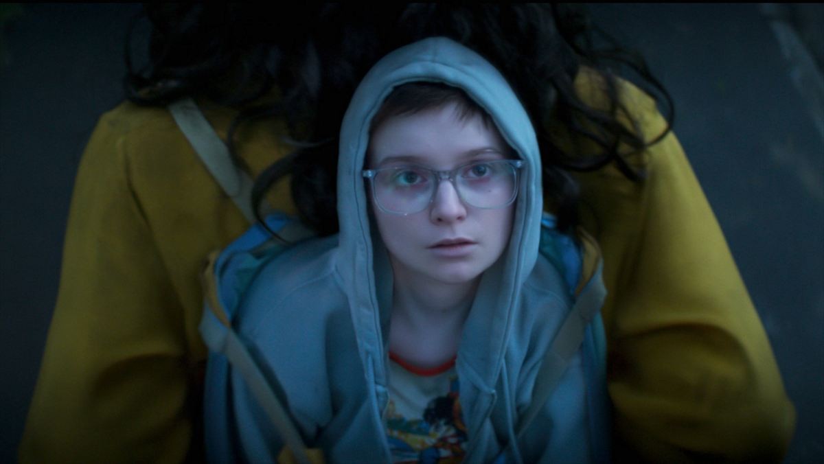 A24『終わりの鳥』世にも奇妙な鳥“デス”が余命わずかな少女のもとに――新場面写真公開