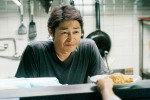 映画『おいしくて泣くとき』に出演する安田顕