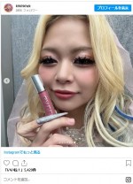 エルフ荒川、自ブランドのアイテムを持ってアピール　※「エルフ荒川」インスタグラム