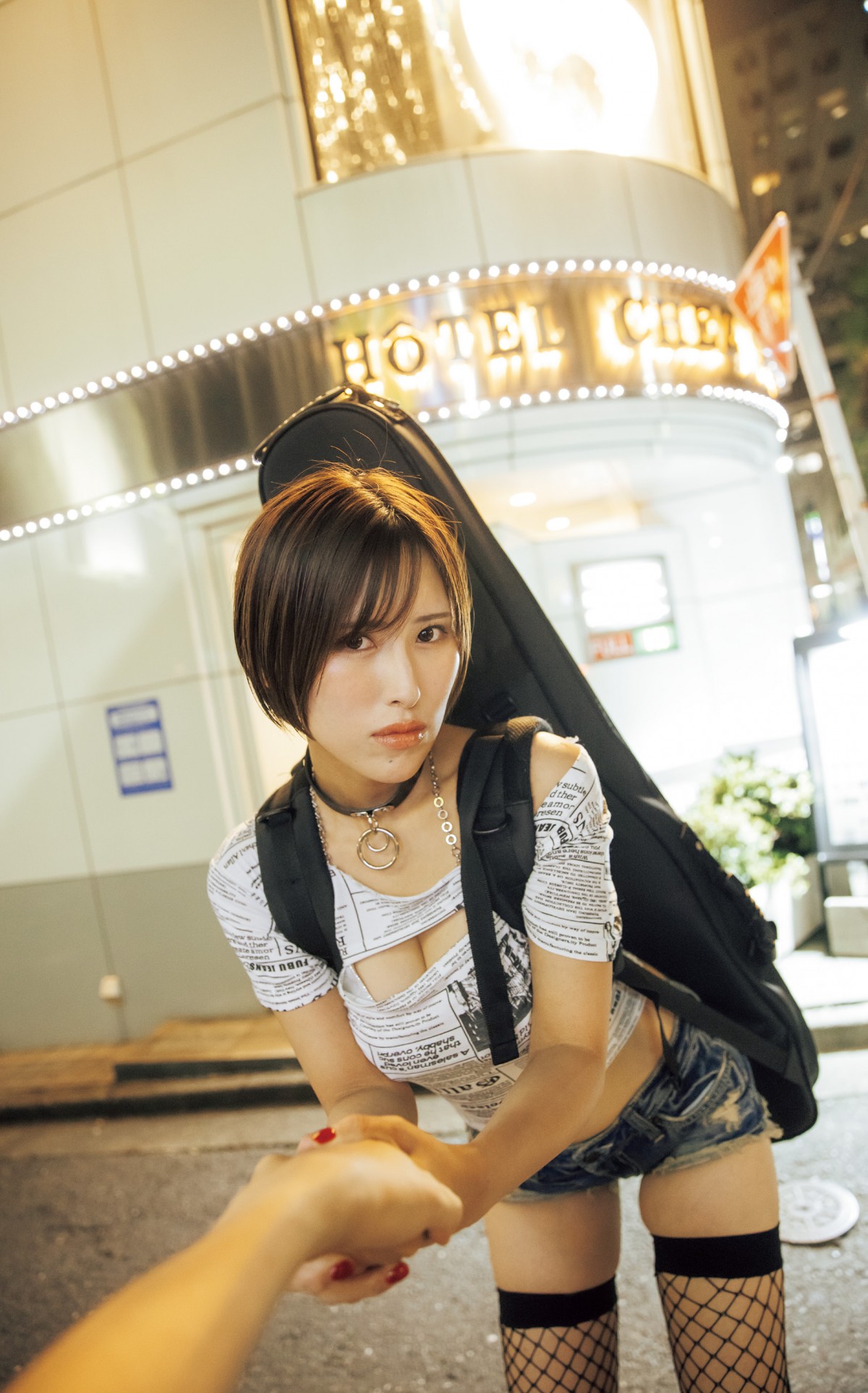 FUJI ROCK出演で話題のバンド美女がグラビア初挑戦！　美ボディ＆挑発的な表情の魅惑カット