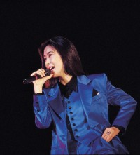 『伝説のコンサート～中山美穂』より