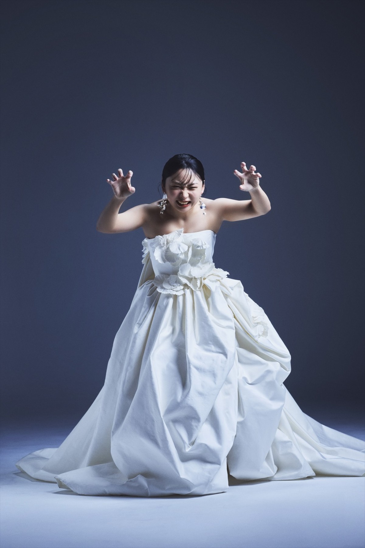 アンゴラ村長、『ゼクシィ』4月号で大人かわいい花嫁に大変身！　結婚願望は超具体的？