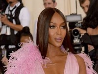 元祖スーパーモデルのナオミ・キャンベル、レースアップのレザーボディスーツでランウェイを魅了