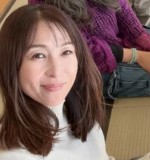 “26年ぶりのグラビア”話題・かとうれいこ56歳、「スタイル抜群」ニットコーデ披露　グラビアオフショも