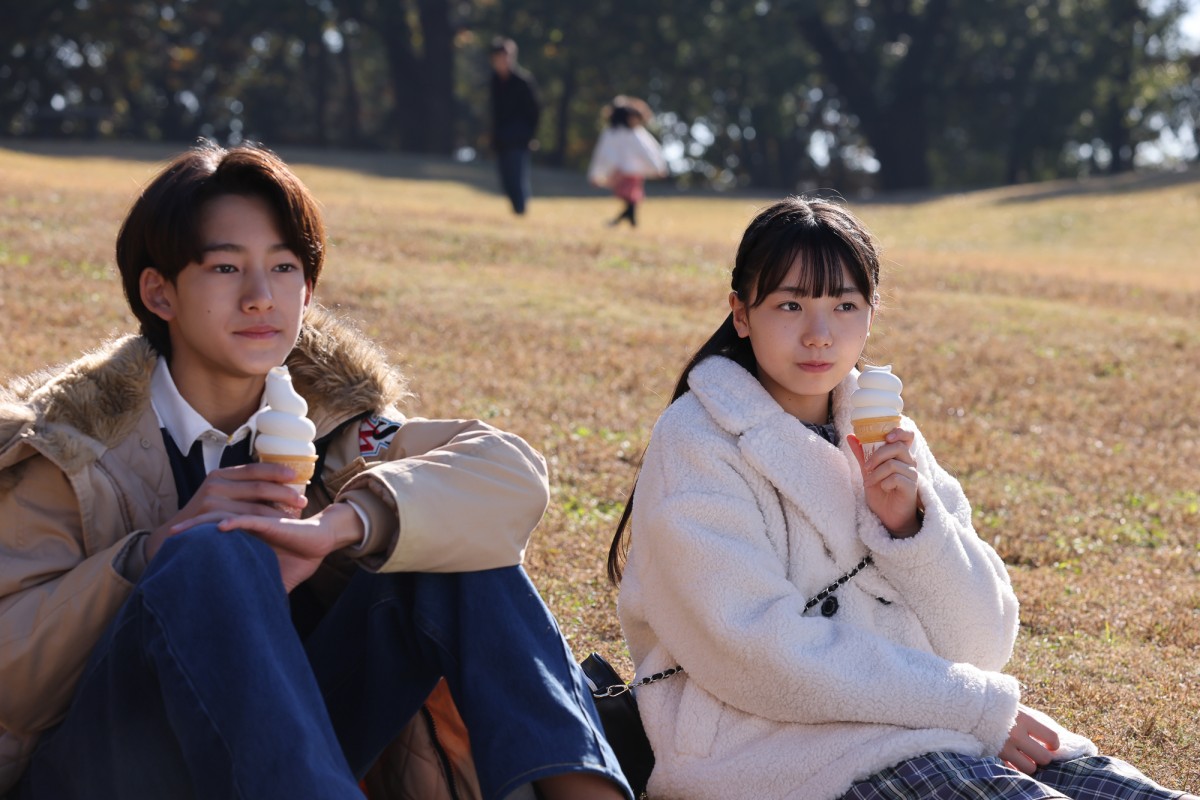 『アンサンブル』“真戸原”松村北斗、“瀬奈”川口春奈を後ろから支える　「ほぼバックハグ」「ドキドキ」と反響