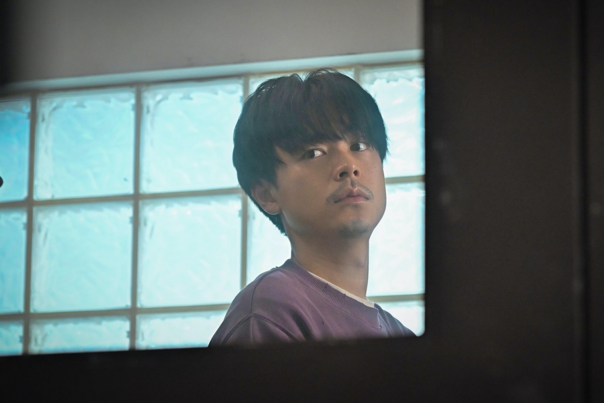 『クジャクのダンス、誰が見た？』謎のカラビナ男が第1話に続いて登場　ネット騒然「何者！？」「やけにイケボ」
