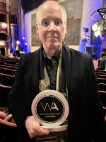 「WHATS ON STAGE AWARDS」よりトロフィーを手にした翻案・演出のジョン・ケアード