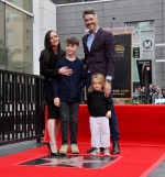 クリスティーナ・リッチがハリウッドの殿堂入り！3歳の娘と10歳の息子が珍しく登場