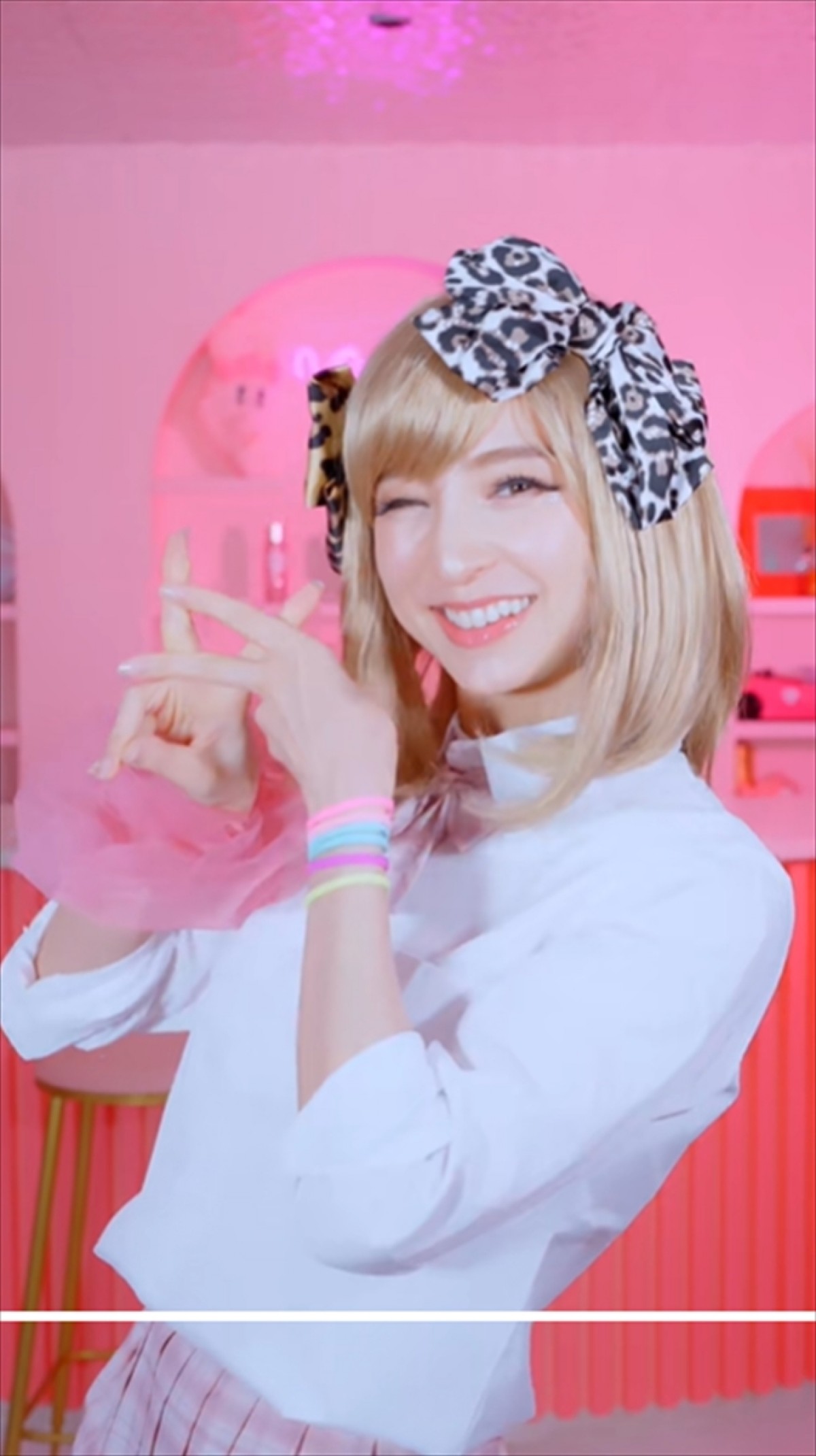 篠田麻里子39歳、“金髪ギャル”に変身「マジで可愛い」「制服似合う」「別人みたい」