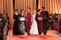 第48回日本アカデミー賞授賞式レッドカーペットに登場した（左から）石原さとみ、上白石萌音、河合優実、草笛光子、満島ひかり	