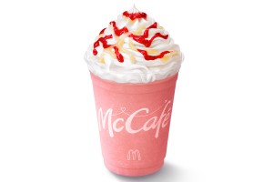 マクドナルド「いちご練乳フラッペ」新登場！　大人気の「宇治抹茶フラッペ」や桃のマカロンも展開