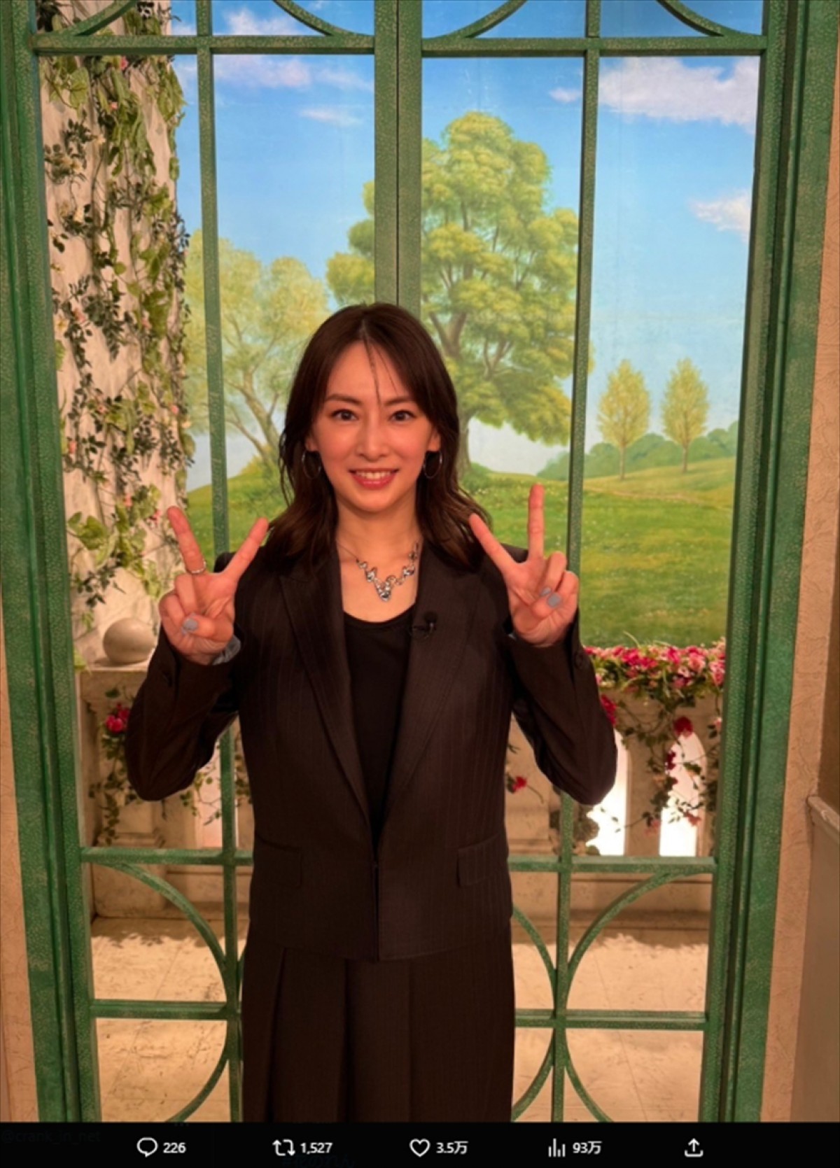 北川景子38歳、黒スーツコーデが「オシャレすぎ」「こんな格好で卒業式行きたい」　現在2児の母