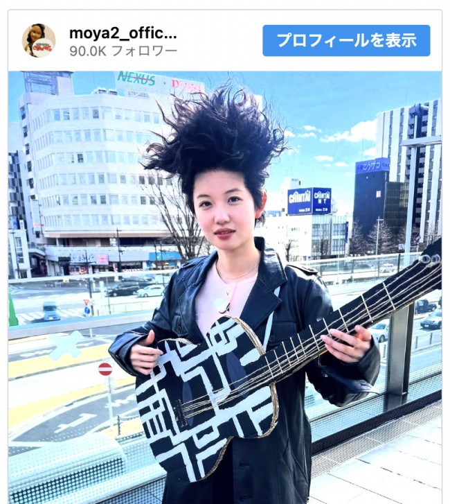 田中瞳、布袋寅泰コスプレを披露 ※『モヤモヤさまぁ~ず2』公式インスタグラム