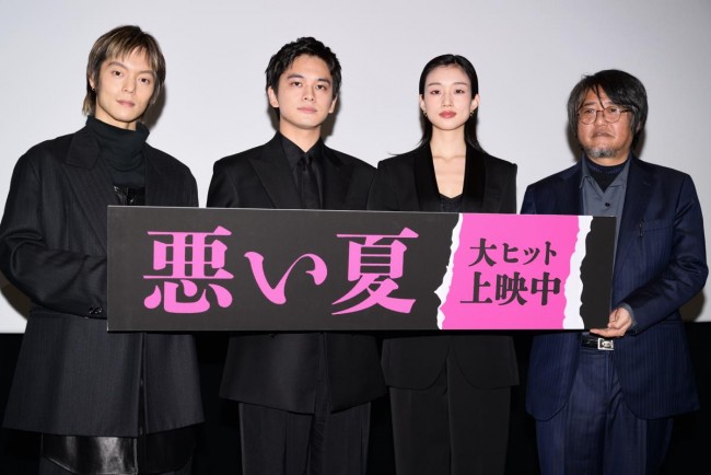 映画『悪い夏』公開記念舞台あいさつに登壇した（左から）窪田正孝、北村匠海、河合優実、城定秀夫監督