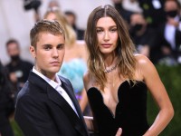 薬物使用が心配されるジャスティン・ビーバーの妻ヘイリー、陽光の下で子どもとほのぼの2ショット