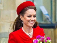 キャサリン妃、エリザベス女王のネックレスを纏い、2年ぶりにコモンウェルス・デーの式典に出席