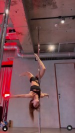 熊田曜子、ポールダンス姿　※「熊田曜子」インスタグラム