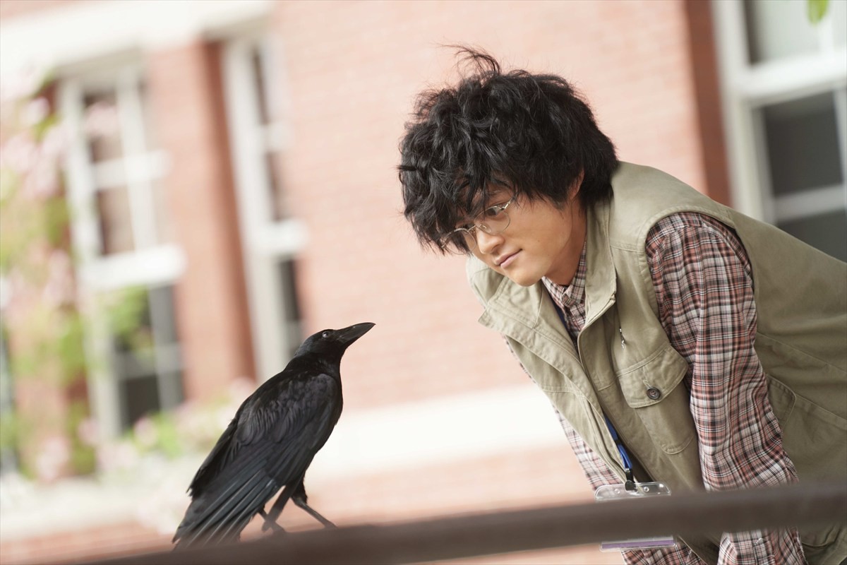 鈴鹿央士、色黒＆爆発ヘアの“クセつよ”キャラに  『花まんま』婚約者・有村架純のために奮闘する姿に注目