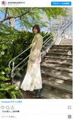 篠田麻里子、新緑の中で微笑む春コーデショット　※「篠田麻里子」インスタグラム