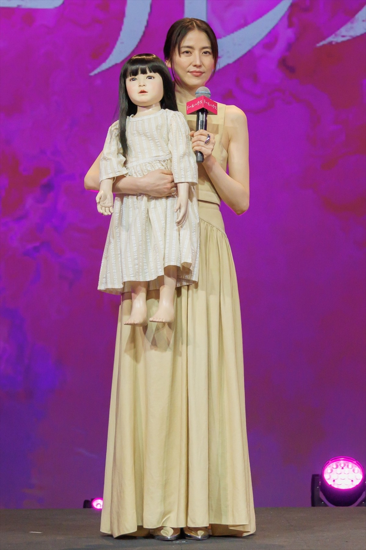長澤まさみ、主演作『ドールハウス』での“ムンク顔”に矢口史靖監督「これを見たらたぶんトイレも行かれない」