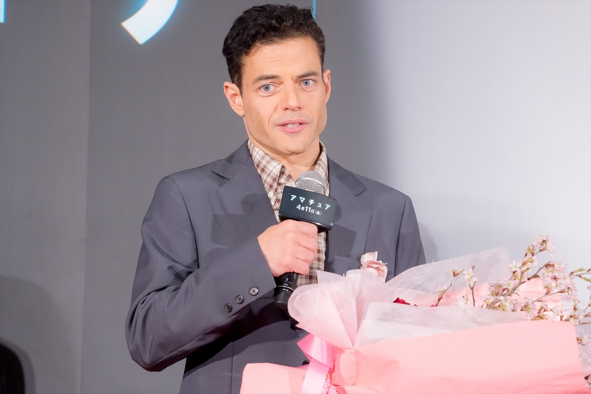 ラミ・マレック、7年ぶりの来日「日本のみなさん、愛してる～！」　三宅健が寄木細工をプレゼント